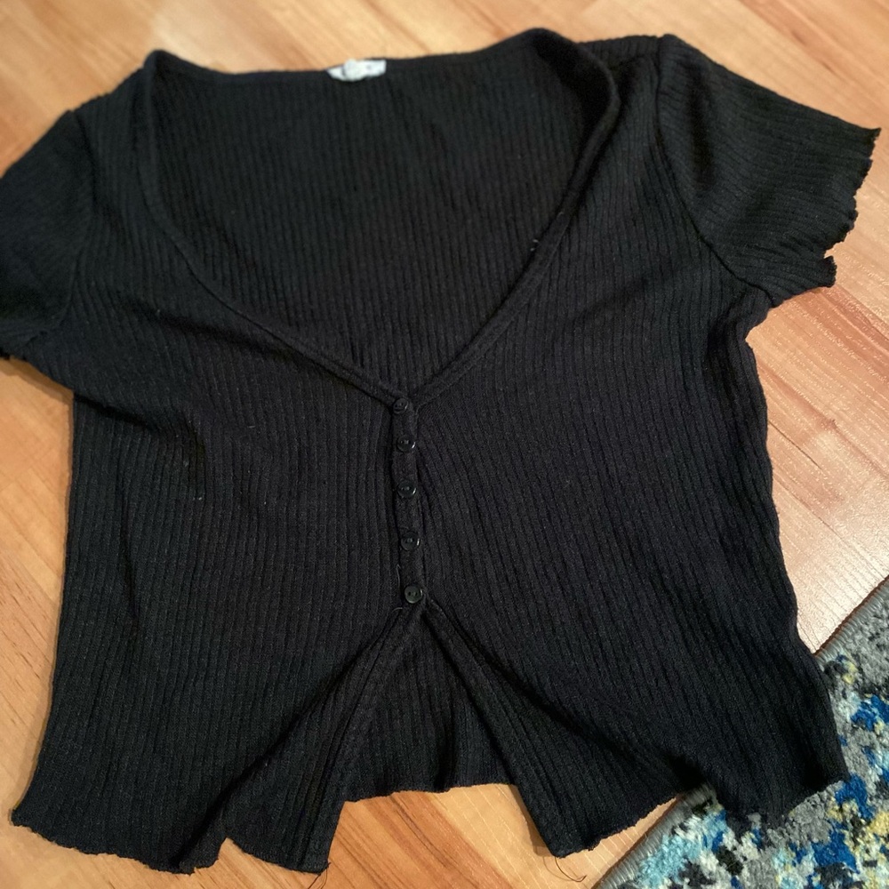 A fly away, black cropped short sleeve knitted tee shirt #garage #cute #trendy